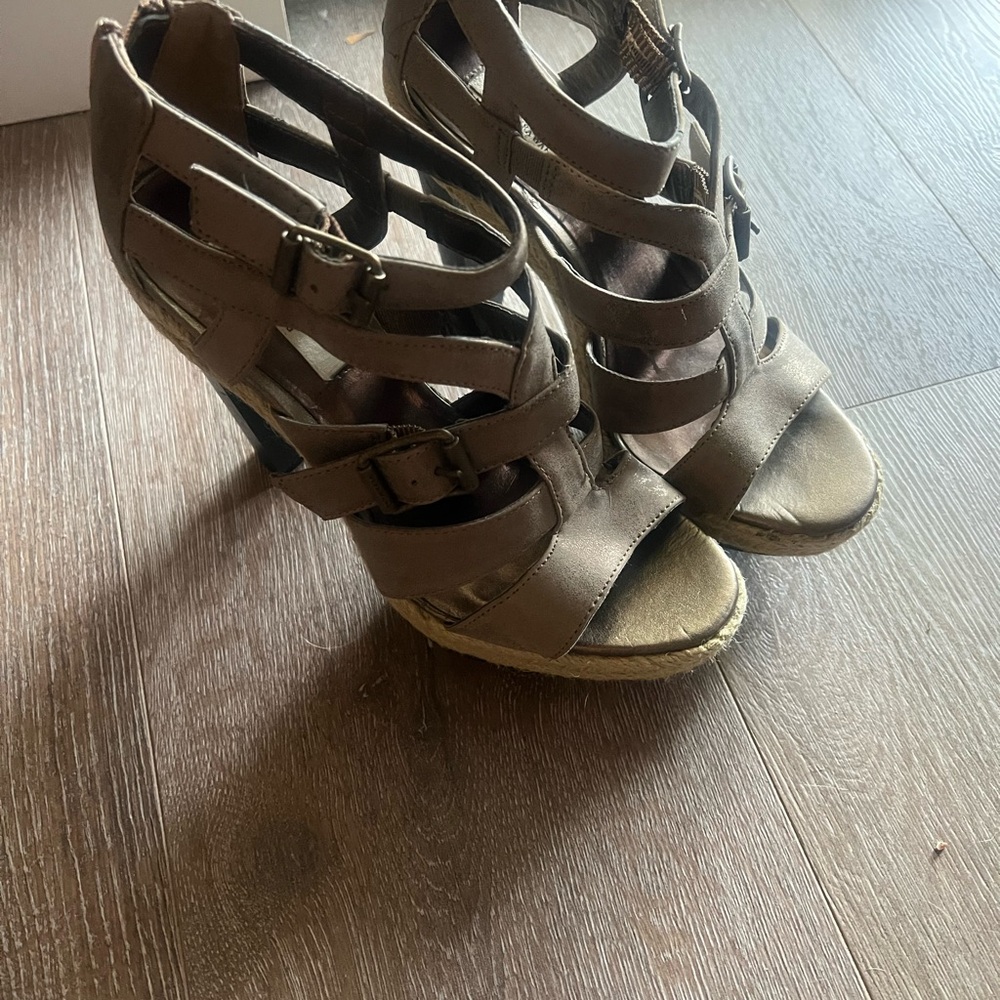 Simply Vera Vera Wang Brown Strappy Heels